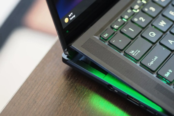 La barra luminosa che brilla da sotto la tastiera rialzata dello Zenbook Pro 16X.