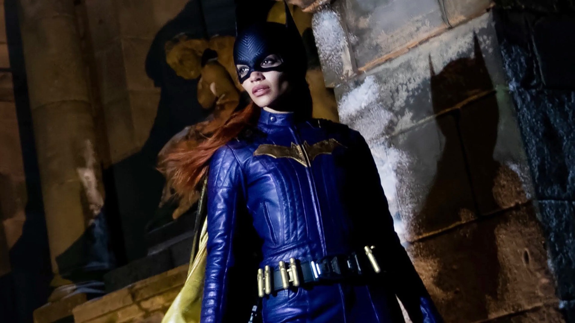 Leslie Grace como Batgirl posa em Batgirl.