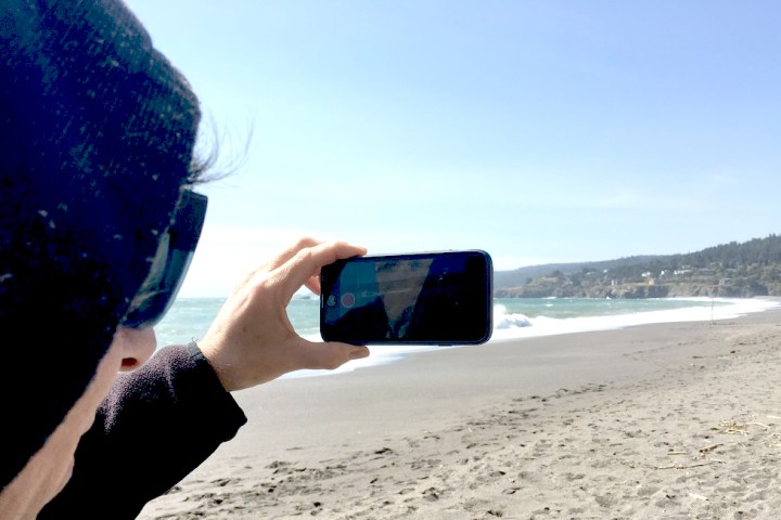 iPhone di pantai.
