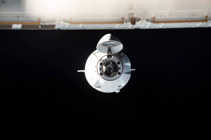 Sebuah SpaceX Crew Dragon mendekati stasiun luar angkasa.