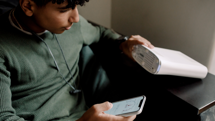 Comprobación de un router Wi-Fi y conexión a Internet en un teléfono.