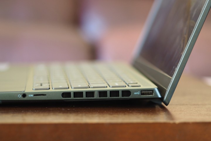The hinge of the Dell Inspiron 14 Plus.