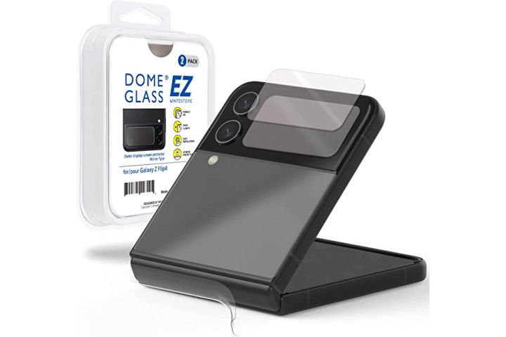 Galaxy Z Flip 4 محافظ صفحه نمایش خارجی Dome Glass Whitestone EZ را نشان می دهد که روی صفحه نمایش خارجی گوشی قرار گرفته است و بسته بندی خرده فروشی در کناره آن قرار دارد.