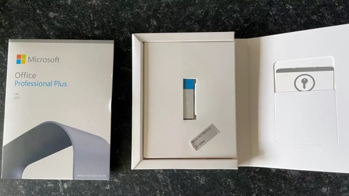 Un paquete con una memoria USB falsa de Microsoft Office.