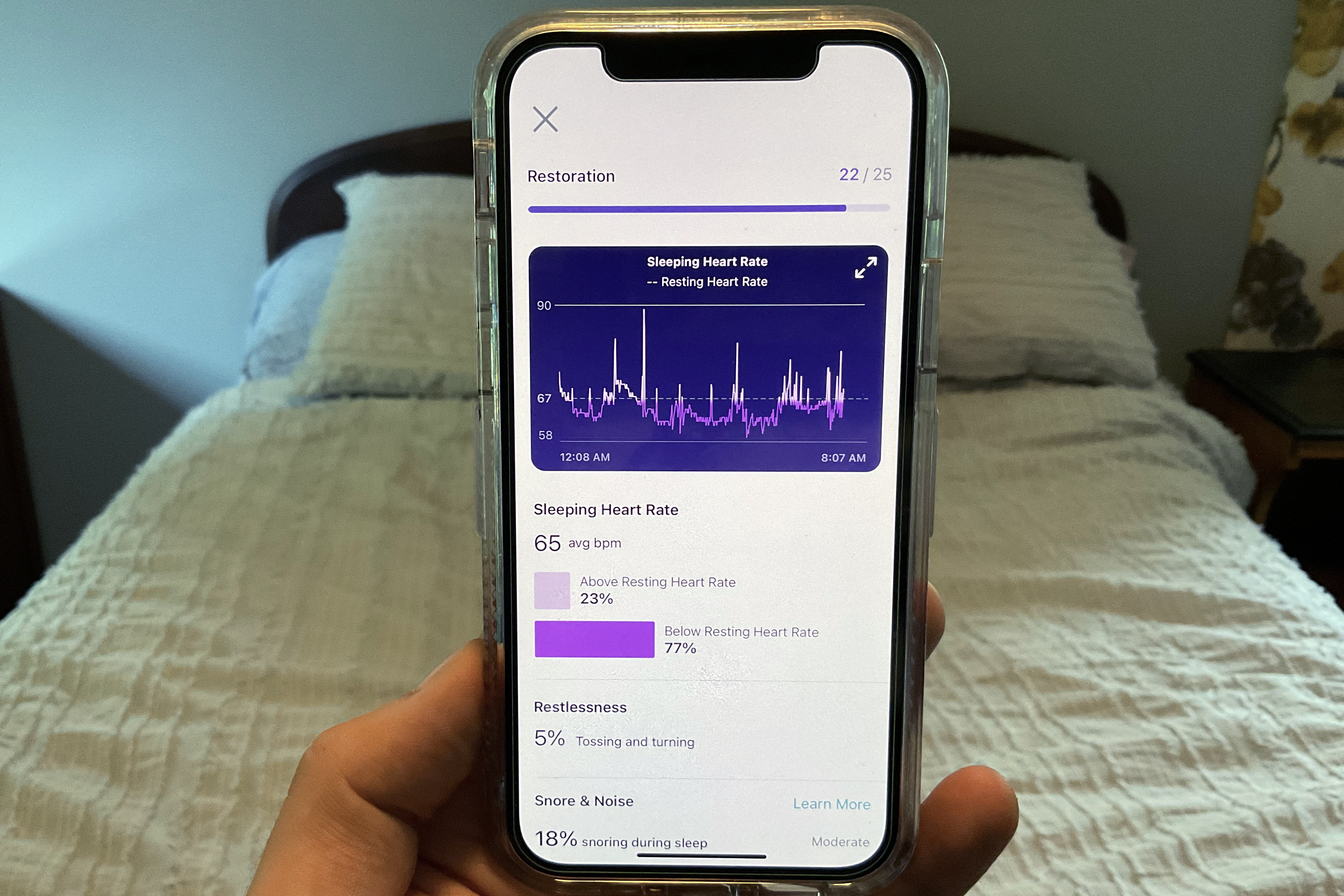 O aplicativo Fitbit aberto em um iPhone, mostrando o histórico de sono.