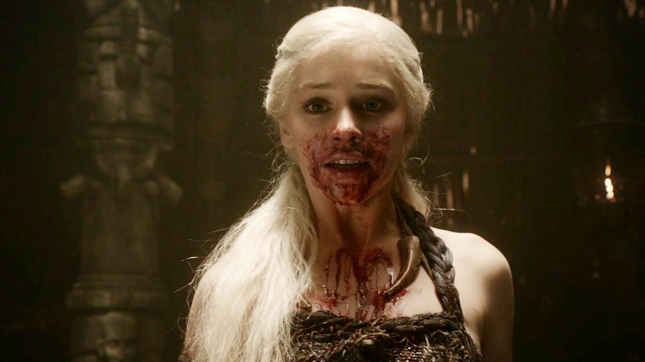 Dany com sangue na boca em Game of Thrones.