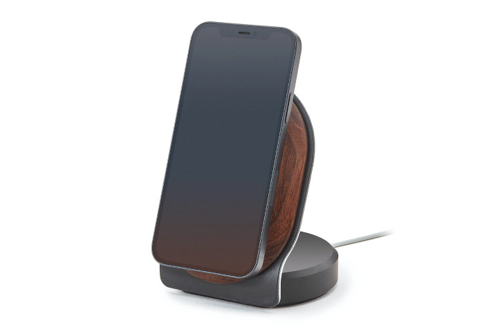 El cargador Grovemade Wood MagSafe con un iPhone ya conectado.