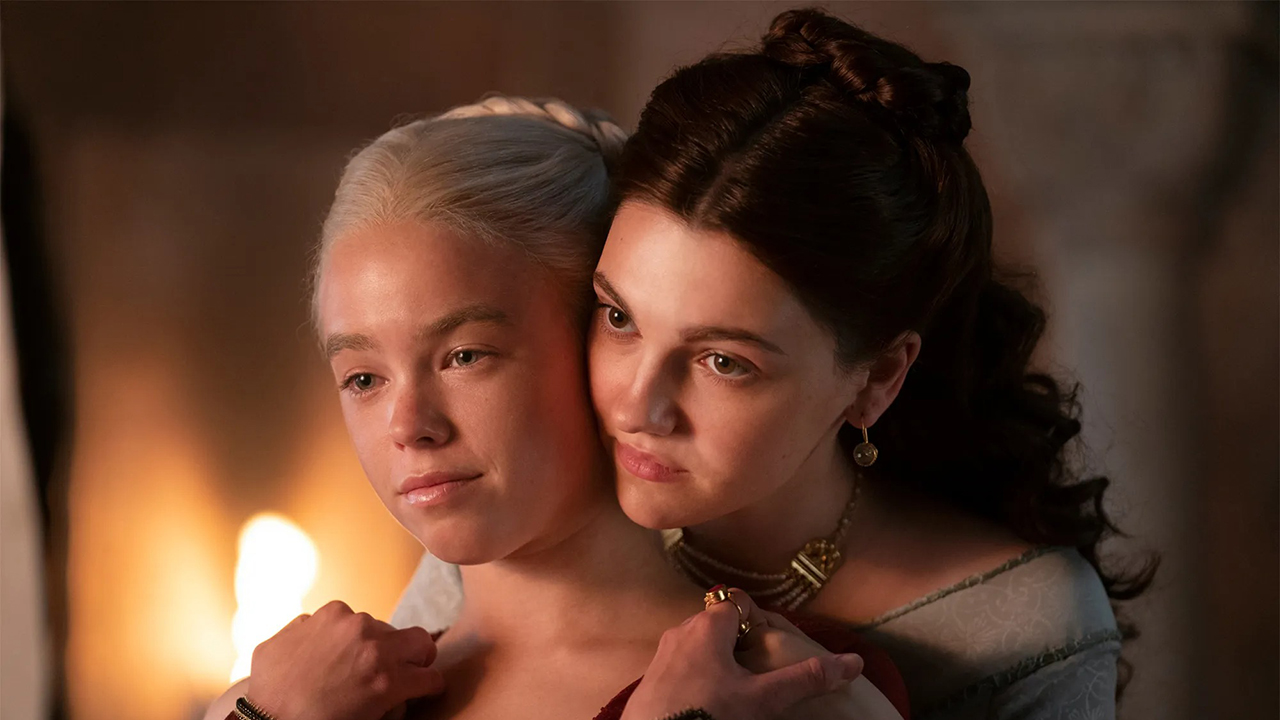 Duas garotas se abraçando em uma cena de House of the Dragon na HBO Max.