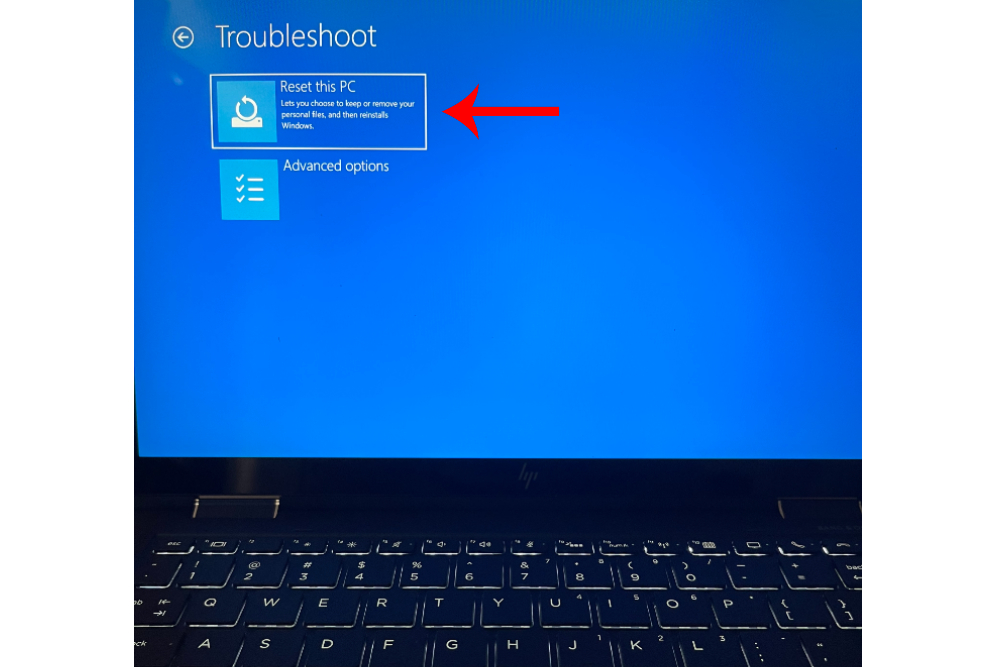 A opção Redefinir este PC em Solução de problemas para um laptop Windows 10.