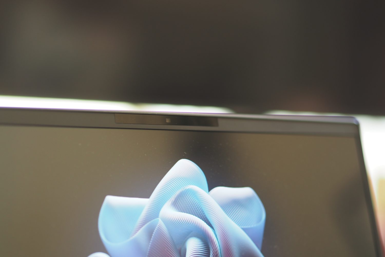 Vista frontal do HP Elite Dragonfly G3 mostrando a webcam.