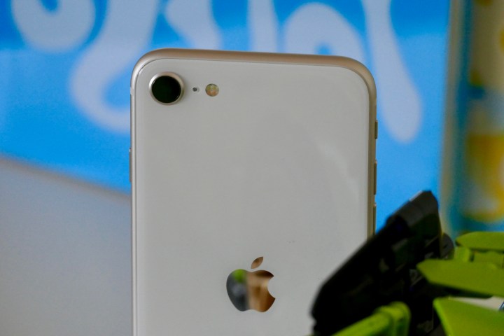Il modulo fotocamera dell'Apple iPhone SE (2022).