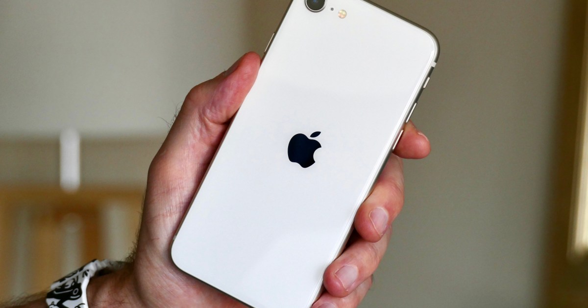 Bạn có muốn biết thêm về iPhone SE mới của Apple? Hãy xem bức ảnh liên quan đến danh mục \'iPhone SE review\' và tìm hiểu những tính năng tuyệt vời của chiếc điện thoại này! 