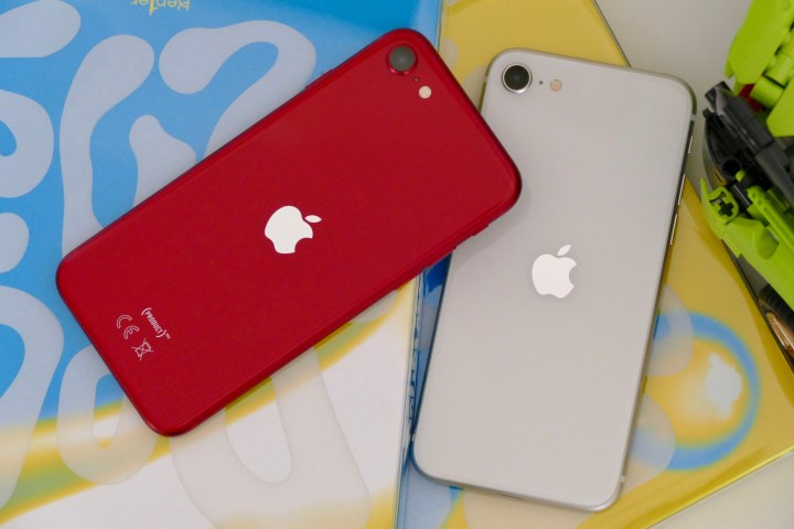 Apple iPhone SE (2022) و Apple iPhone SE (2020) با هم.
