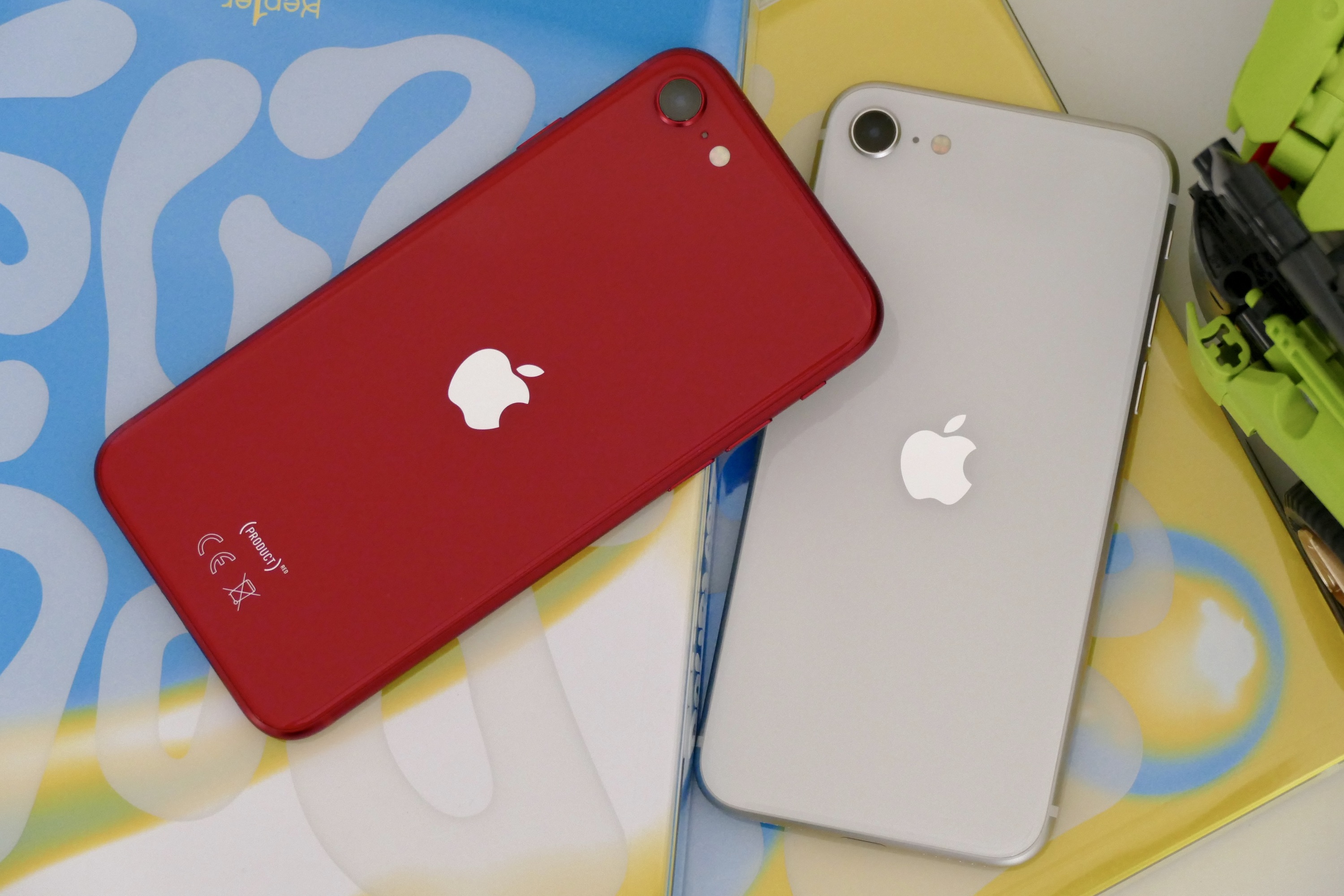 Apple iPhone SE (2022) এবং Apple iPhone SE (2020) একসাথে।