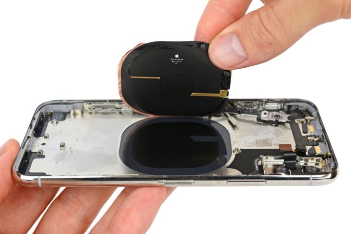 iPhone X sendo desmontado.