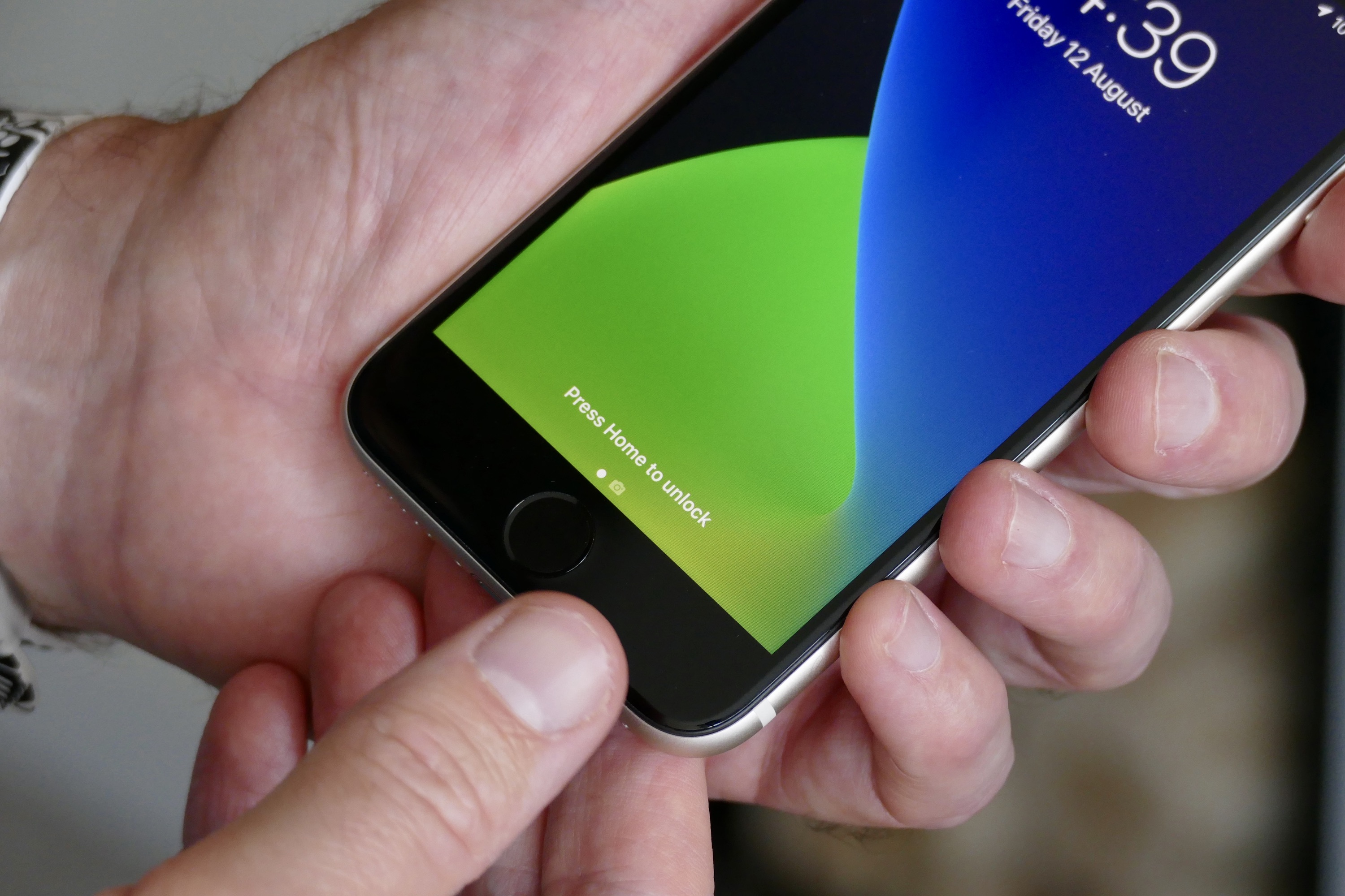 Botão Touch ID da Apple iPhone SE (2022) sendo usado.