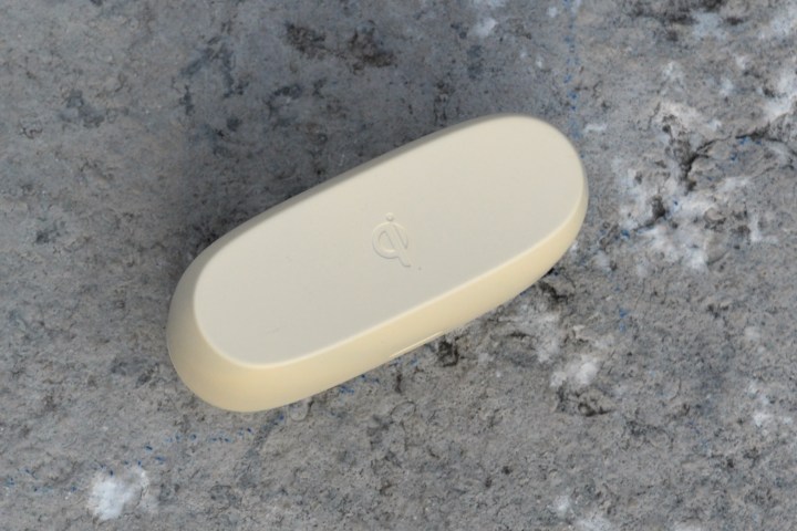 Jabra Elite 5 charging case bottom, Qi logo visible.
