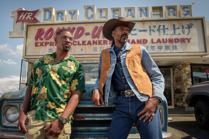 Jamie Foxx e Snoop Dogg encostados em um caminhão em uma cena de Day Shift.