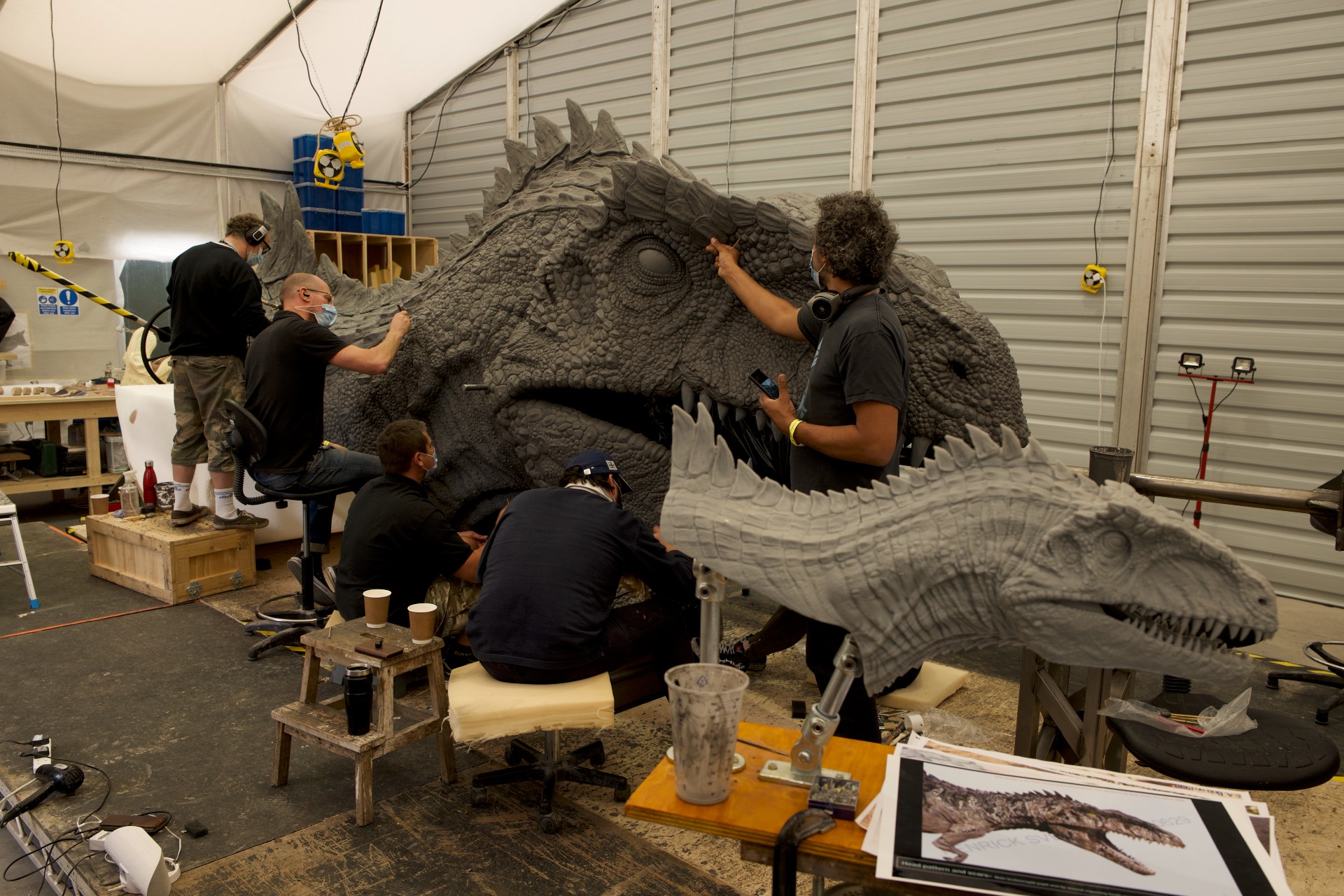 Os escultores trabalham em um modelo de um Giganotossauro para Jurassic World Dominion.