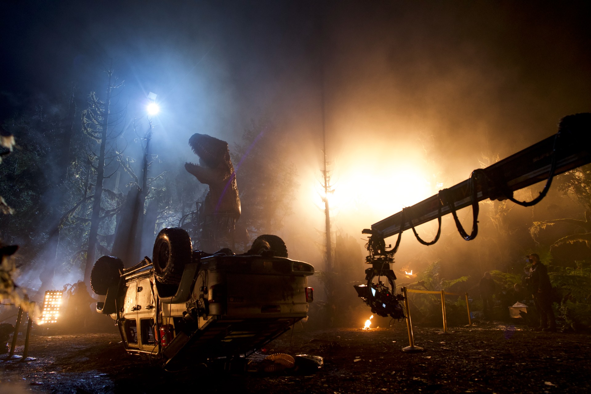 Um modelo de Giganotossauro aparece no fundo de uma cena sendo filmada para Jurassic World Dominion.