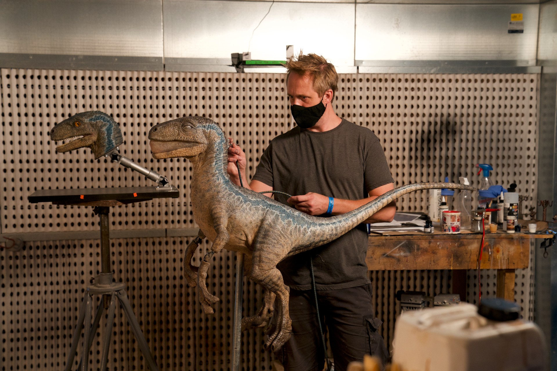Um escultor trabalha em um modelo de dinossauro para Jurassic World Dominion.