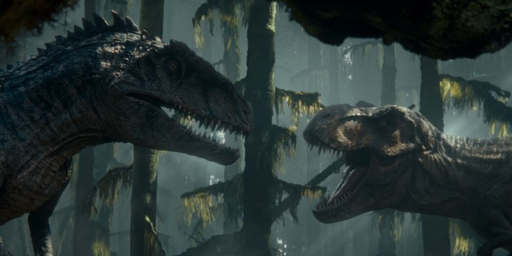Um Giganotossauro enfrenta um Tiranossauro Rex em uma cena de Jurassic World Dominion.