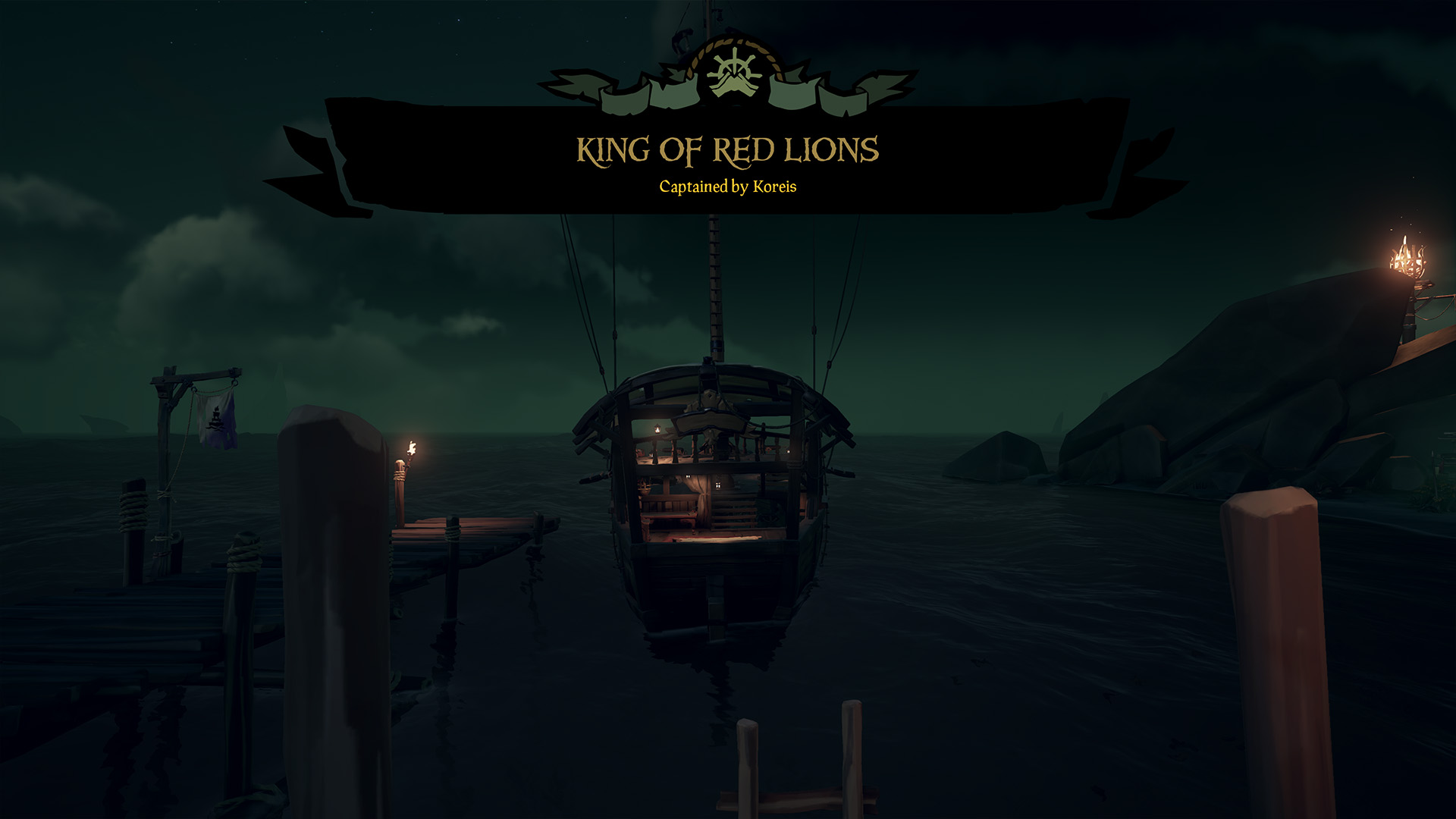 Na parte traseira de um navio há uma crista com o nome King of Red Lions em Sea of ​​Thieves.