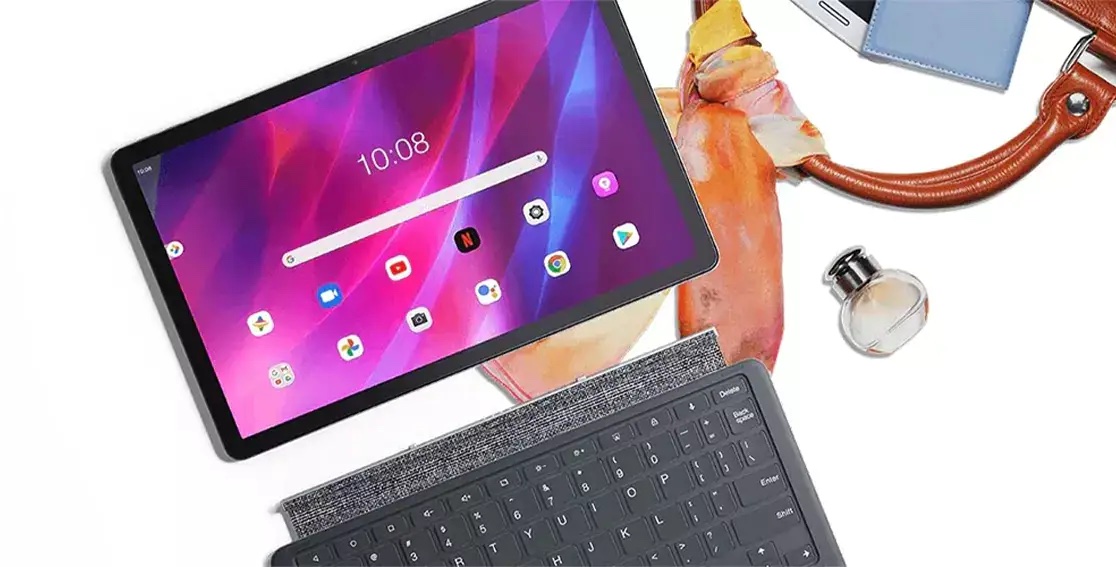 Tablet Lenovo com teclado sem fio em um fundo branco.
