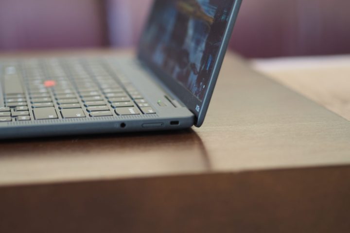 Vista laterale del Lenovo ThinkPad X13 che mostra coperchio e porte.