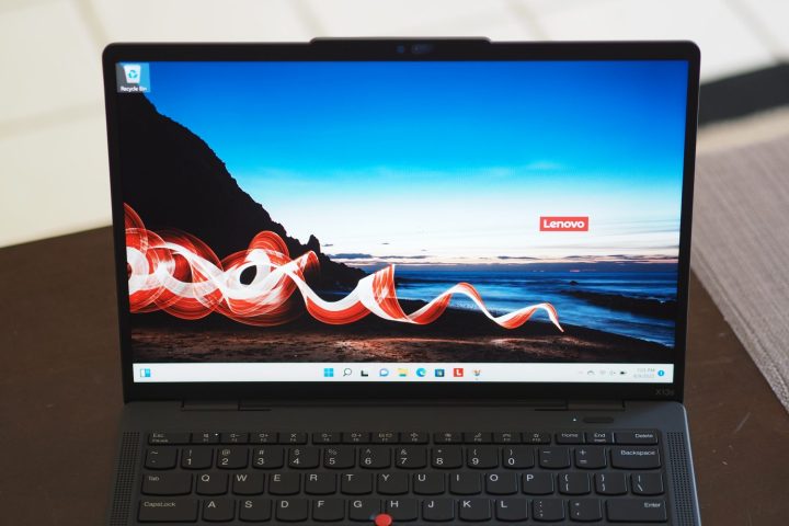 Vista frontale del Lenovo ThinkPad X13 che mostra il display.