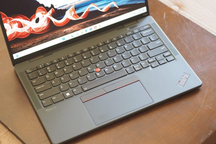 Vista dall'alto del ThinkPad X13 di Lenovo che mostra tastiera e touchpad.