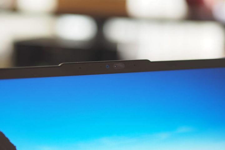 Vista frontale del Lenovo ThinkPad X13 che mostra la webcam.