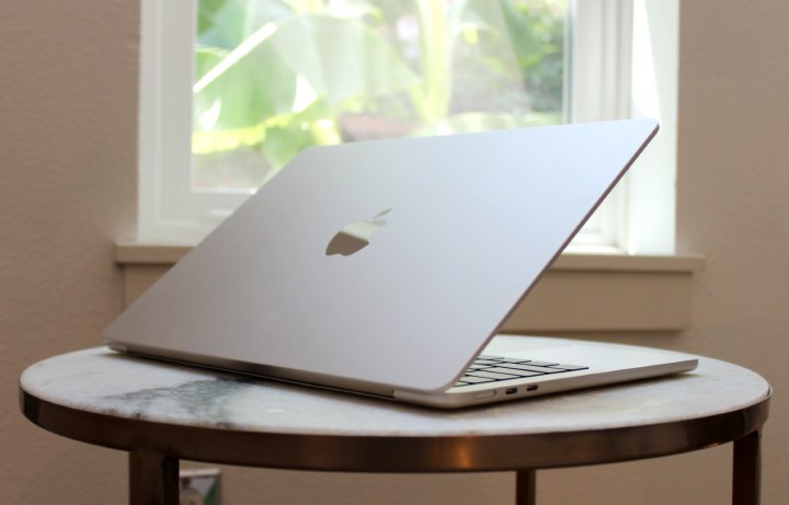 MacBook Air на столе перед окном.