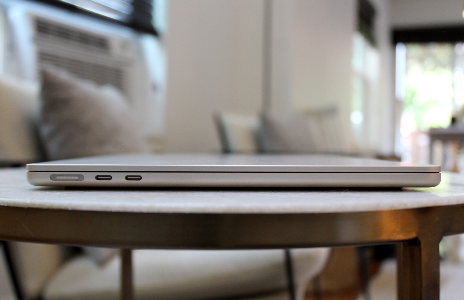 MacBook Air 的一侧显示端口。
