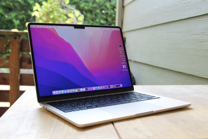 Il MacBook Air M2 si trova aperto su un tavolo all'esterno