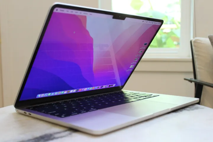 L'écran du MacBook Air sur une table.