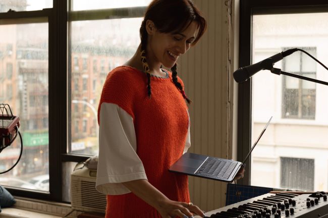 Uma mulher fazendo música com o MacBook Air M2.