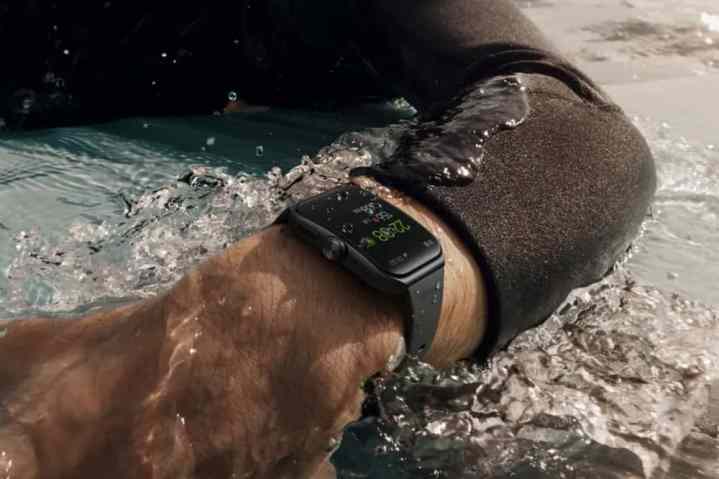 Homem usando Oppo Watch 3 Pro na água.