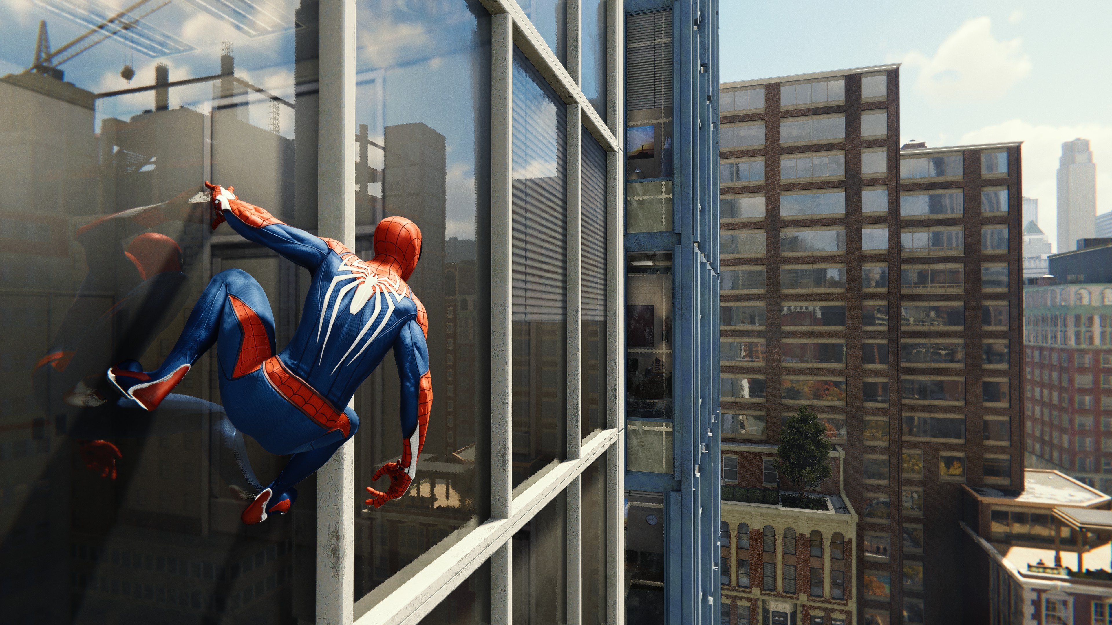 Peter Parker pendurado em um prédio em Marvel's Spider-Man.