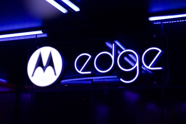 Logotipo de Motorola Edge en un letrero iluminado.