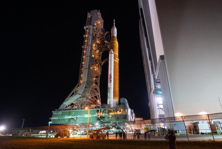 O novo foguete SLS da NASA inicia sua jornada para a plataforma de lançamento.