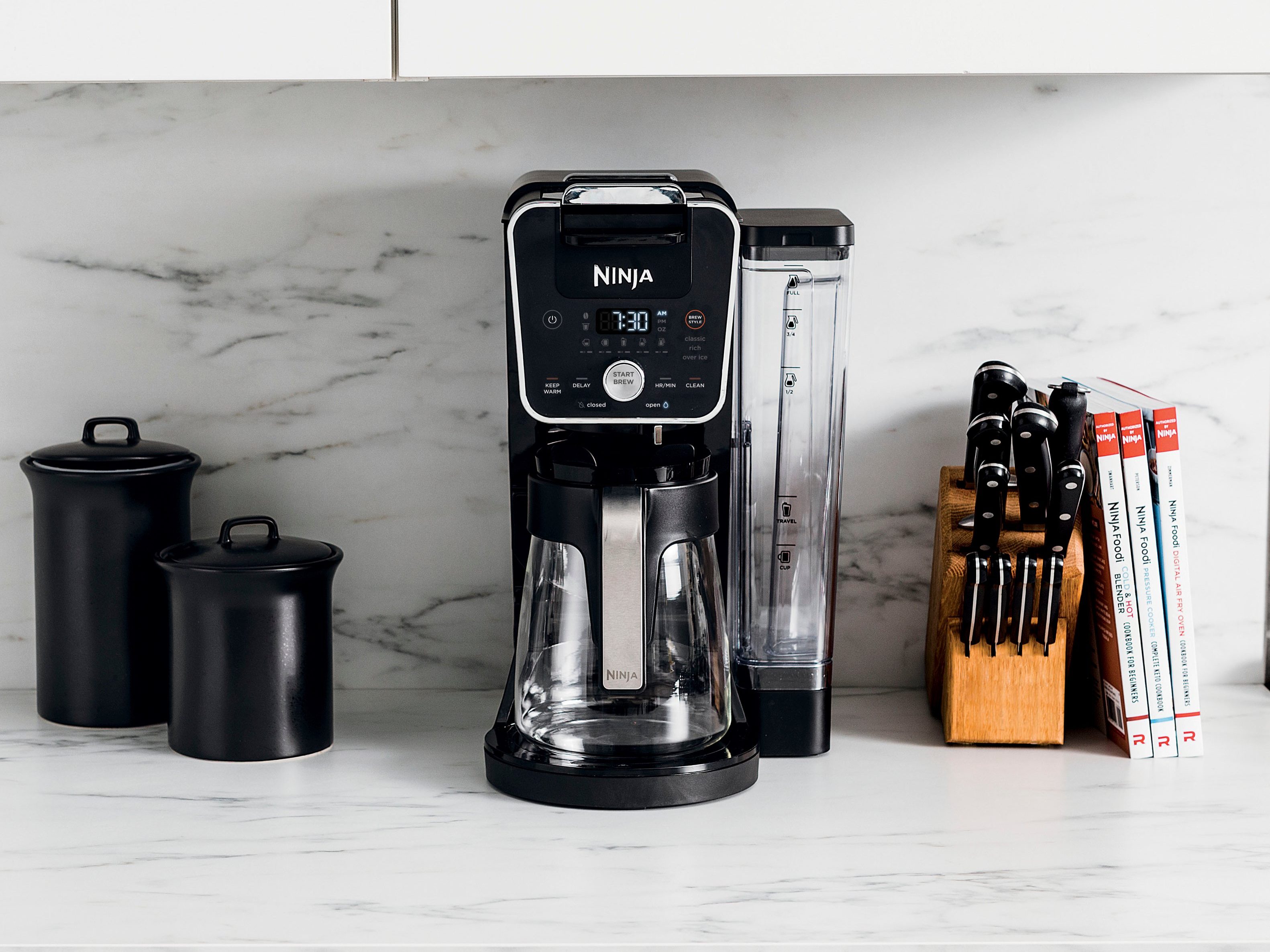 Ninja Dual Brew Coffee Maker em uma bancada de cozinha leve.