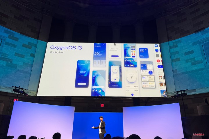 Logotipo de OxygenOS 13 mostrado durante el evento de lanzamiento de OnePlus 10T.
