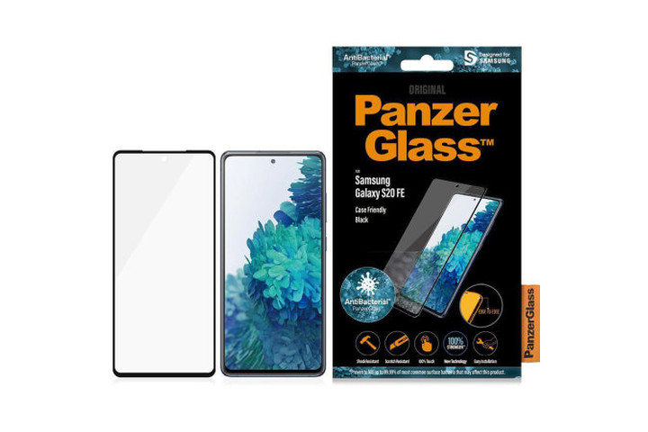 Защитная пленка из закаленного стекла PanzerGlass рядом с Samsung Galaxy S20 FE.