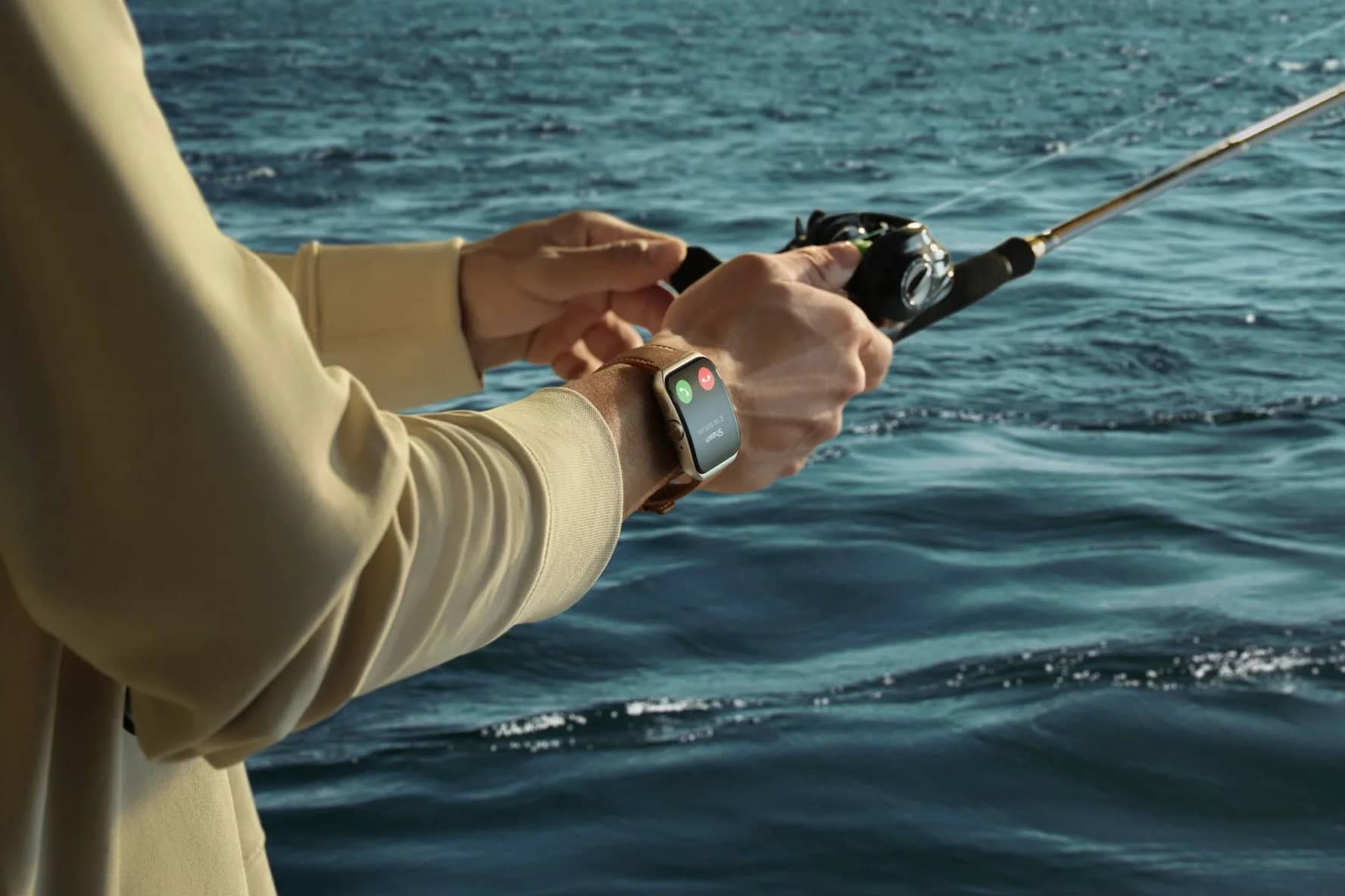 مردی با پوشیدن Oppo Watch 3 Pro در حین ماهیگیری.