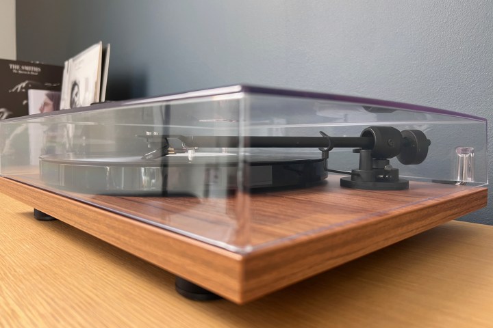 La platine vinyle Pro-Ject E1 avec le cache anti-poussière fermé, faisant tourner un disque.