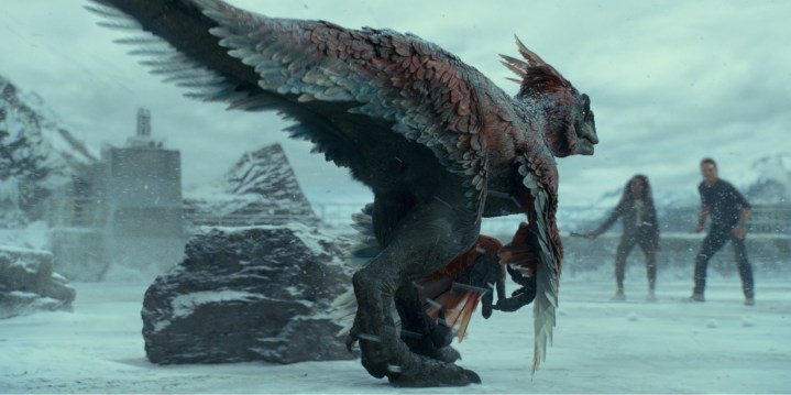 Um piroraptor está no gelo em uma cena de Jurassic World Dominion.