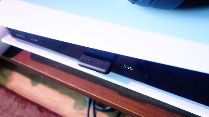 Um dongle Razer Barracuda pro USB-C conectado a um PS5.