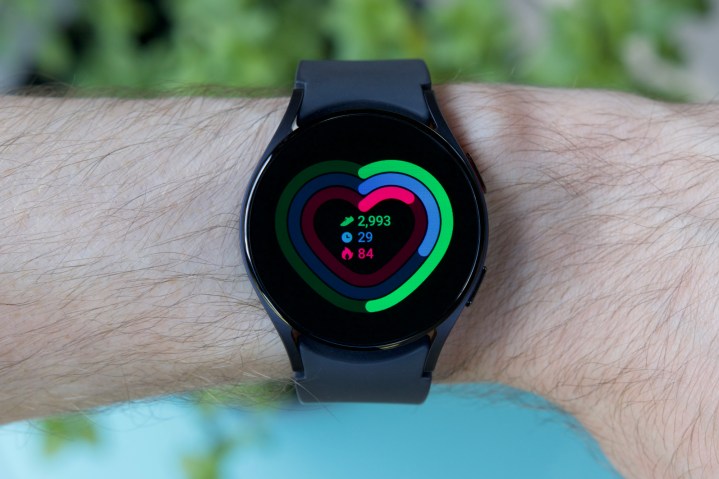 Il Galaxy Watch 5, che mostra il widget di monitoraggio della salute.