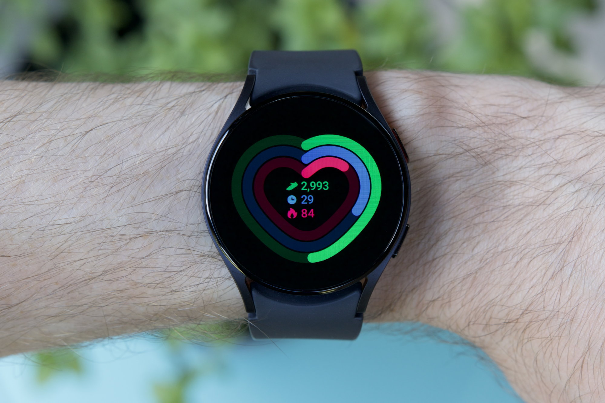 O Galaxy Watch 5, mostrando o widget de rastreamento de saúde.